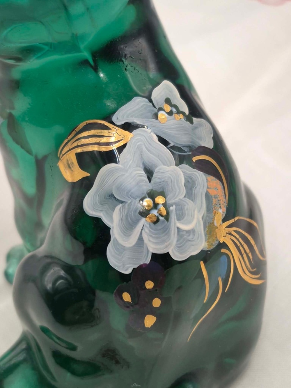 Fenton Glass Cat Emerald ‘Spruce’ Green Hand-painted Magnolia w Gold Gilding - Picture 7 of 9